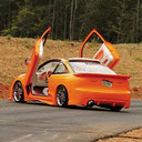 Auto naranja con alas golondrinas