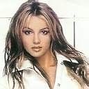 Britney Spears recostada a su Derecha