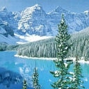 Lago rodeado de montañas en Invierno