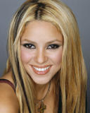 Shakira peinada con raya al Medio