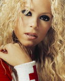 Shakira con la mano el Hombro
