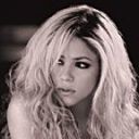Shakira mira a su Derecha