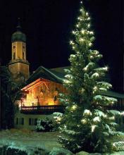 Iglesia con árbol navideño