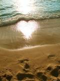 Corazón en la arena formado por el sol