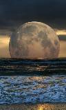 La Luna Vista desde el mar