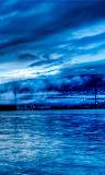 Mar y puente azul