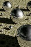 Esferas metálicas en la tierra
