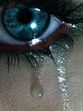 Ojo azul con lágrimas