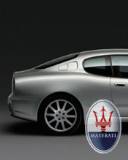 Auto de lujo Maserati gris
