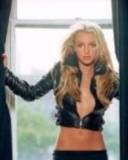 Britney Spears con ventana tras Ella