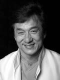 Jackie Chan con abrigo Blanco