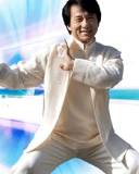 Jackie Chan en Traje Blanco