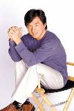 Jackie Chan sentado Descansando