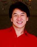 Jackie Chan vestido de rojo