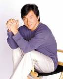 Jackie Chan con pie Cruzado