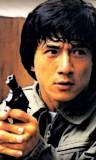 Jackie Chan con un arma