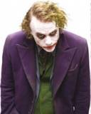 El Joker con chaqueta Morada