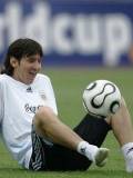 Messi sentado retoza con Balón