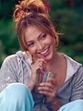 Jennifer Lopez con vaso en la mano