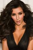 Kim Kardashian con Blusa Negra Escotada
