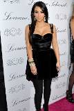 Kim Kardashian se viste de Negro
