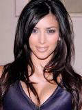 Kim Kardashian con blusa Azul Prusia