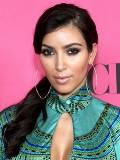 Kim Kardashian con blusa de Cuello Alto