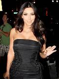 Kim Kardashian saluda a sus Admiradores