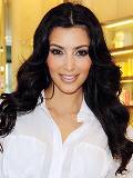 Kim Kardashian con blusa Blanca