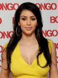 Kim Kardashian con blusa Amarilla