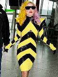 Lady Gaga con vestido Amarillo