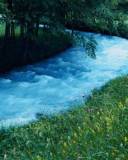 Río con aguas muy azules
