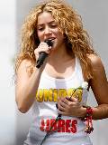 Shakira canta con pullover Blanco