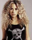 Shakira con pullover Macabro