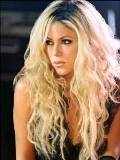 Shakira mira a la Derecha