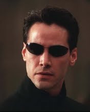 Neo con gafas negras