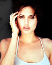 Angelina Jolie Mano en su Cara