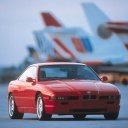 Coche rojo en aeropuerto