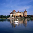 Castillo junto a un Lago