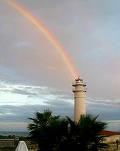 Faro al lado del mar