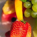 Frutilla, uvas y manzana