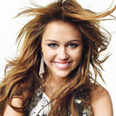 Miley Cyrus sonríe Feliz