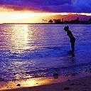 Una dama recoge caracoles al Atardecer