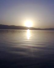 Amanecer en un lago
