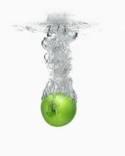 Manzana en el agua