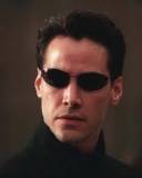 Neo con gafas negras