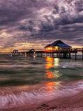 Playa con un puente
