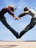 Pareja saltando formando un corazón