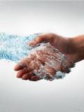 Dándole la mano a mano de agua