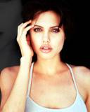 Angelina Jolie Mano en su Cara